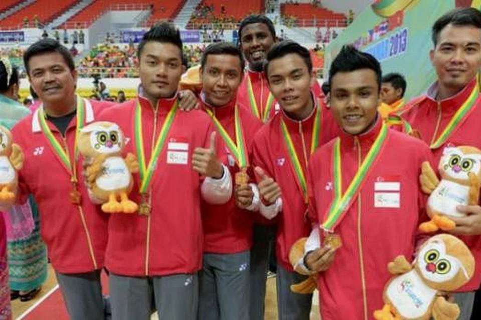 WAKIL TAKRAW NEGARA: Dalam gambar ini, pasukan sepak takraw negara dirakam setelah memenangi tempat ketiga kategori Chinlone dalam Sukan SEA 2013, di Naypyidaw, Myanmar. - Foto fail