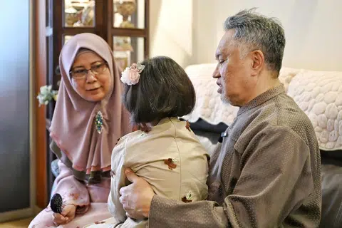 Rutin harian pasangan suami isteri warga emas, Encik Ridzwan Ahmad dan Cik Normala Mohd Noor, sejak 2022, termasuk menggalas tanggungjawab menjaga dua anak titipan seperti mempersiapkan mereka ke sekolah setiap hari. 