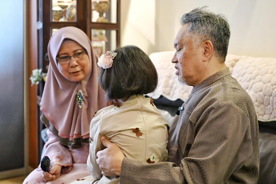 Rutin harian pasangan suami isteri warga emas, Encik Ridzwan Ahmad dan Cik Normala Mohd Noor, sejak 2022, termasuk menggalas tanggungjawab menjaga dua anak titipan seperti mempersiapkan mereka ke sekolah setiap hari. 