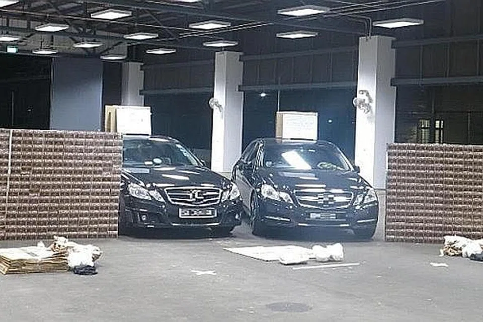 SINDIKET MELAYU SELUDUP ROKOK TUMPAS: Kastam Singapura memberkas empat lelaki, termasuk pasangan adik-beradik dalam operasi di kawasan Hendon Road dan Netheravon Road, dekat Changi Village, pada November tahun lalu dan merampas 1,200 karton rokok yang diisytiharkan sebagai 'alat tulis' dan 11 paket rokok seludup di kediaman lelaki ketiga. - Foto KASTAM SINGAPURA