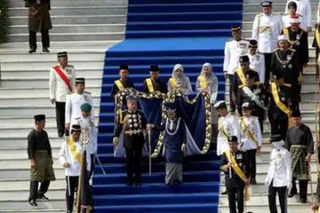 UPACARA GAH: Sultan Johor, Sultan Ibrahim Almarhum Sultan Iskandar, dan Permaisuri Johor, Raja Zarith Sofiah Almarhum Sultan Idris Shah, menuruni Takhta Agong sebelum berangkat menaiki kenderaan rasmi untuk berarak di sekitar bandar raya Johor semalam. - Foto BHM