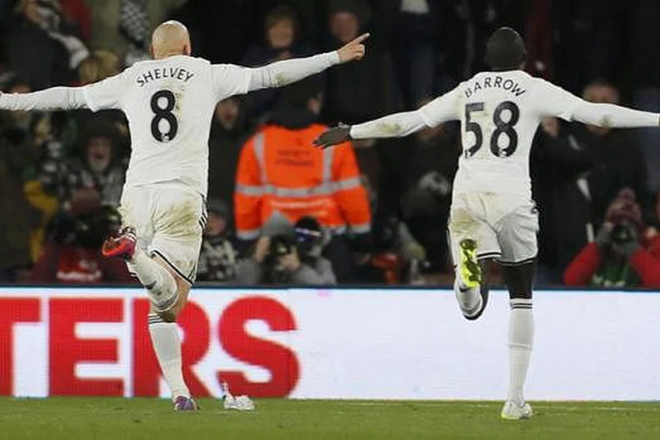 WIRA SWANSEA: Jonjo Shelvey (kiri) berlari ke arah peminat Swansea City yang bertandang ke Stadium St Mary's untuk meraikan gol tunggal kemenangan pasukan itu ke atas Southampton. - Foto REUTERS