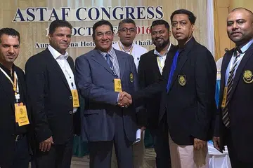 DIPILIH SEMULA TERAJUI ASTAF: Presiden Persatuan Sepak Takraw Malaysia, Datuk Ahmad Ismail (tiga dari kiri), berjabat tangan dengan Abdul Halim Kader yang dipilih semula sebagai Presiden Astaf dalam kongres persekutuan itu di Bangkok Khamis lalu. Datuk Ahmad dipilih menjadi salah seorang daripada dua timbalannya. - Foto ASTAF