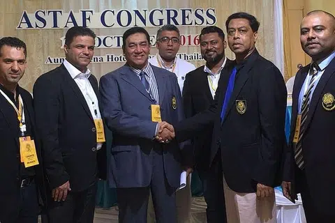 DIPILIH SEMULA TERAJUI ASTAF: Presiden Persatuan Sepak Takraw Malaysia, Datuk Ahmad Ismail (tiga dari kiri), berjabat tangan dengan Abdul Halim Kader yang dipilih semula sebagai Presiden Astaf dalam kongres persekutuan itu di Bangkok Khamis lalu. Datuk Ahmad dipilih menjadi salah seorang daripada dua timbalannya. - Foto ASTAF