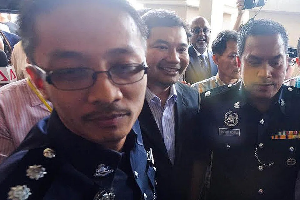 DIBERKAS: Anggota Parlimen Pandan, Encik Rafizi Ramli, diberkas atas tuduhan di bawah Akta Rahsia Rasmi (OSA) - Foto MALAYSIAKINI