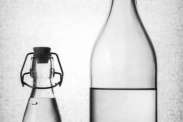 AIR PUTIH: Banyakkan meminum air putih bagi menghidratkan badan.