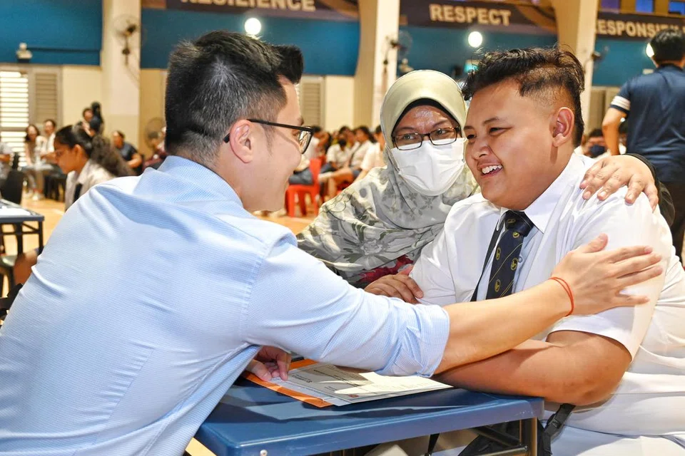Muhammad Qu’syairie Abdullah mengambil keputusan peperiksaan GCE Peringkat N(A) 2024 di Sekolah Menengah Bendemeer pada 16 Disember. Bersamanya ialah gurunya, Encik Gary Chua, dan ibunya, Cik Nurqariah Osman.