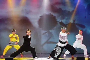 KONGSI PENTAS: Ahli kumpulan silat Si Rumpun Padi membuat persembahan bersama ahli Wudang Shenghong dalam satu acara yang dianjurkan oleh Persatuan Kuil Lorong Koo Chye Sheng Hong bagi memupuk persefahaman antara kaum. - Foto PERSATUAN KUIL LORONG KOO CHYE SHENG HONG