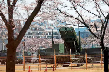BERSEDIA: Satu unit pelancar peluru berpandu darat ke udara, PAC-3, yang digunakan bagi menangkis ancaman peluru berpandu balistik, ditempatkan dekat Kementerian Pertahanan Jepun di Tokyo bagi menangani ancaman dari Korea Utara yang melancarkan ujian peluru berpandu terbaru semalam. - Foto AFP