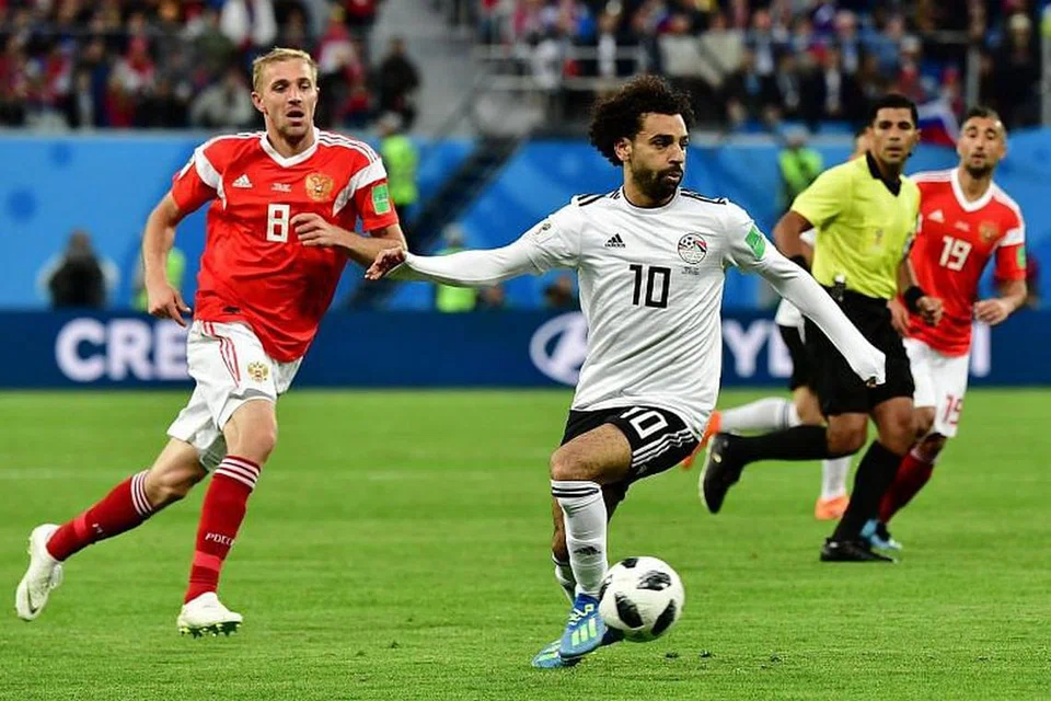 RUSSIA LAWAN MESIR: Mohamed Salah (kanan) dengan pemain midfield Russia Yuri Gazinskiy semasa perlawanan di Stadium Saint Petersburg Stadium.