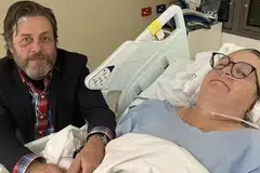 Cik Kerry Jordan lumpuh akibat kecederaan tulang belakang yang berlaku apabila penerbangan Singapore Airlines SQ321 mengalami gelora udara pada 21 Mei. Gambar menunjukkan beliau di hospital bersama suaminya, Encik Keith Davis.