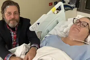 Cik Kerry Jordan lumpuh akibat kecederaan tulang belakang yang berlaku apabila penerbangan Singapore Airlines SQ321 mengalami gelora udara pada 21 Mei. Gambar menunjukkan beliau di hospital bersama suaminya, Encik Keith Davis.
