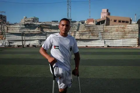 Ali Tafesh, yang kehilangan sebelah kaki akibat perang di Gaza selepas cedera ketika bermain dalam satu perlawanan bola sepak tempatan bersama pasukannya, menjalani sesi latihan.