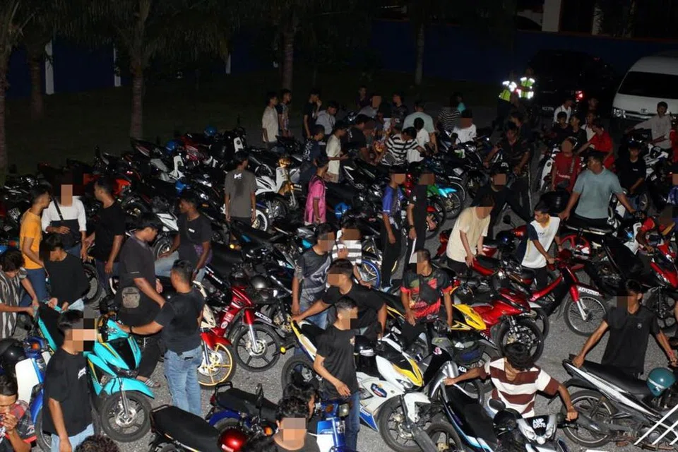 Seramai 136 individu termasuk 69 pelajar sekolah ditahan dalam Op Samseng Jalanan di ‘litar lumba haram’, di Taman Klebang Ria, Ipoh, Perak.