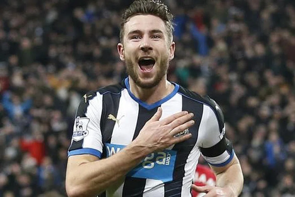 WIRA: Dummett meraikan gol ketiga Newcastle. - Foto REUTERS