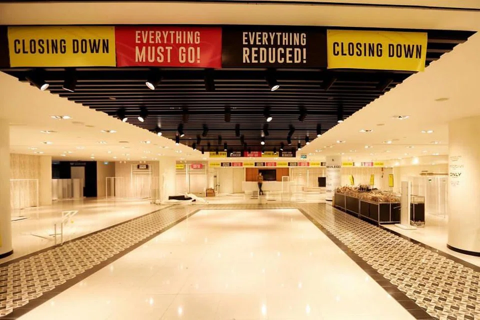 LENGANG: Semua stok di gedung Robinsons cawangan Raffles City habis dijual dengan stor itu ditutup awal daripada yang dijangka. - Foto BH oleh JOEL CHAN