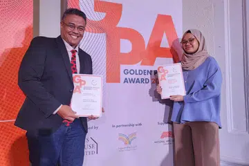 KELUARGA BERBAKAT: Djohan Abdul Rahman (kiri) dan anaknya, Nor Djannah Djohan, raih kemenangan semasa Anugerah Pena Emas (GPA) pada 2 Disember. 