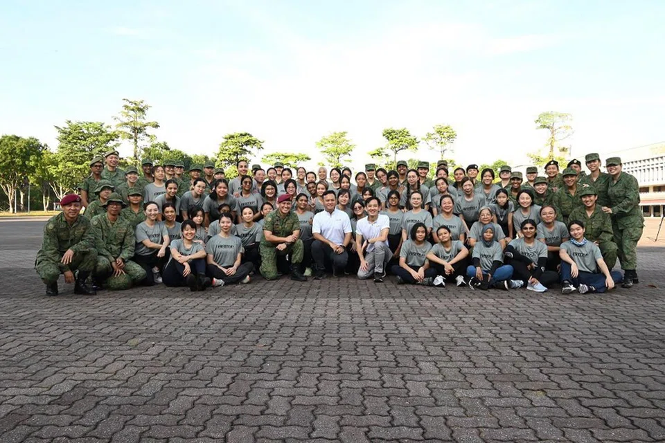 Encik Zaqy Mohamad (barisan depan, tengah) bersama peserta ‘Boot Camp’ Wanita di Kem Maju yang diadakan pada 7 dan 8 Disember.
