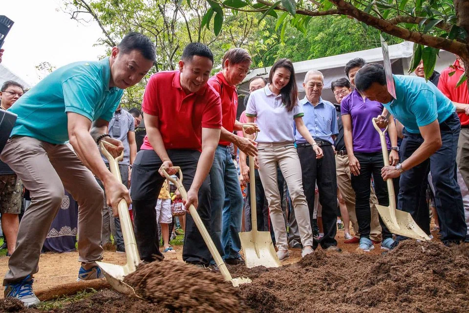 (Gambar atas) Encik Ong Ye Kung (paling kanan) Encik Khaw Boon Wan (tiga dari kiri), Encik Amrin Amin (dua dari kiri) dan Dr Lim Wee Kiak (paling kiri) bersama-sama menanam pohon Sembawang di majlis pecah tanah bagi Hab Bersepadu Sembawang. - Foto HAB SUKAN DAN MASYARAKAT SEMBAWANG 