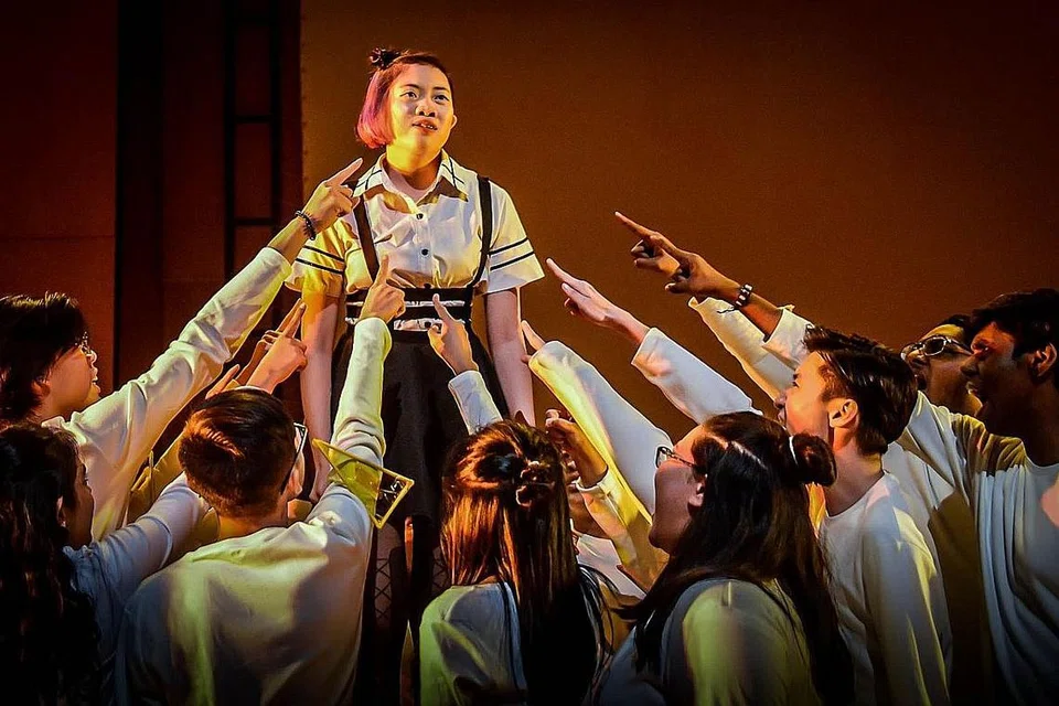 GEJOLAK ORANG MUDA: Watak-watak 'ensemble' memainkan peranan penting dalam membawa penonton mengikuti gejolak pemain utama, Georgina Woo. - Foto POLITEKNIK REPUBLIC