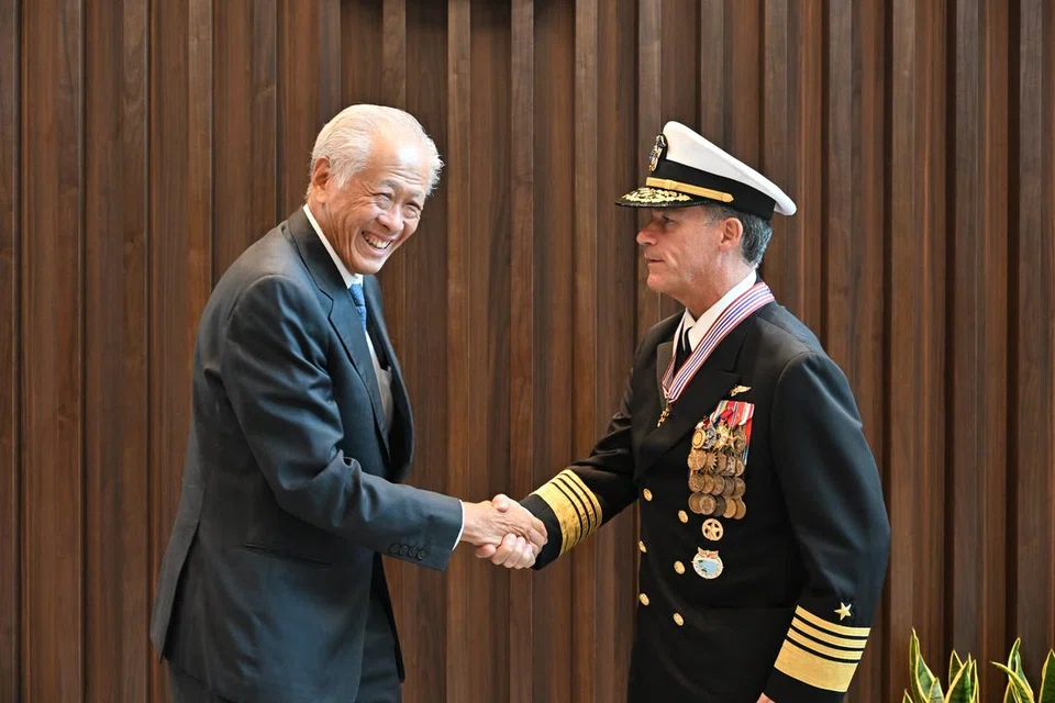 Menteri Pertahanan, Dr Ng Eng Hen (kiri), menyampaikan Pingat Jasa Gemilang (Tentera) kepada Panglima Komand Amerika Syarikat Indo-Pasifik (ASIndopacom), Laksamana John Christopher Aquilino (kanan).