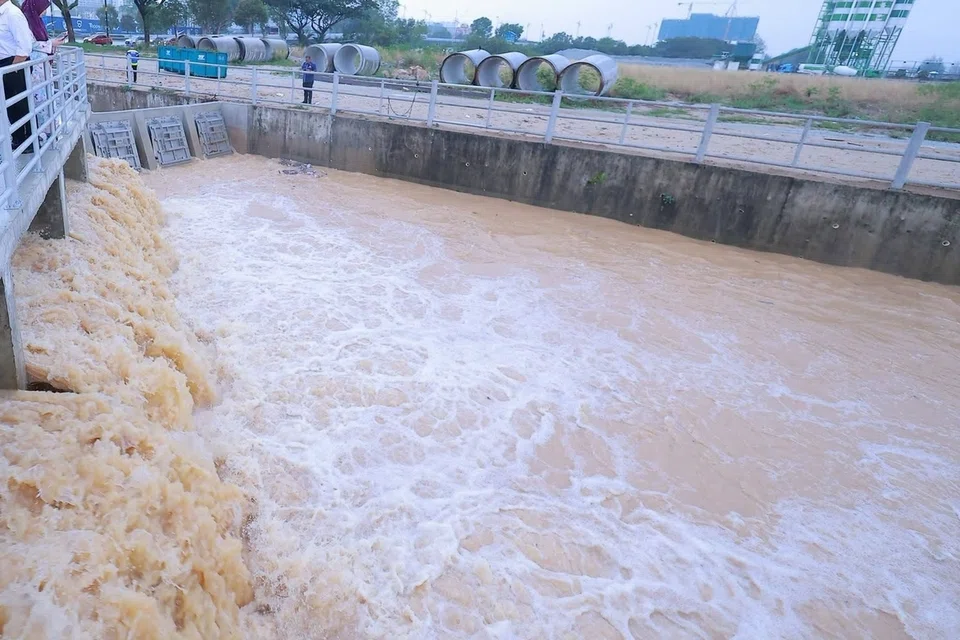 Keadaan air banjir di rumah pam Sungai Chat, Johor Bahru pada 30 September.