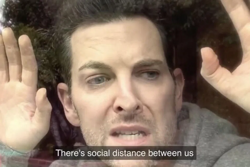 LEBIH BERSEMANGAT: Apabila kesemua konsertnya dibatalkan kerana koronavirus, penyanyi Amerika, Chris Mann, gigih menghasilkan tiga lagu parodi dengan 'Hello' (Versi Koronavirus) menular sehingga ditonton 9.2 juta kali di YouTube. Ia mengisahkan tentang pengorbanan ramai yang mematuhi perintah berkurung dan sudah lama tidak bertemu kawan untuk makan luar. - Foto LAMAN YOUTUBE CHRIS MANN