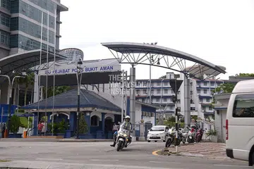 BERI KETERANGAN: Datuk Anwar Ibrahim tiba di Jabatan Siasatan Jenayah Bukit Aman semalam untuk memberi keterangan berhubung penyebaran senarai nama 121 AP yang didakwa menyokong beliau membentuk kerajaan baru. - Foto INTERNET, fail