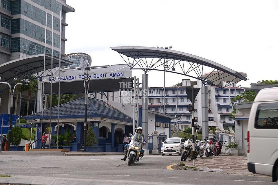 BERI KETERANGAN: Datuk Anwar Ibrahim tiba di Jabatan Siasatan Jenayah Bukit Aman semalam untuk memberi keterangan berhubung penyebaran senarai nama 121 AP yang didakwa menyokong beliau membentuk kerajaan baru. - Foto INTERNET, fail