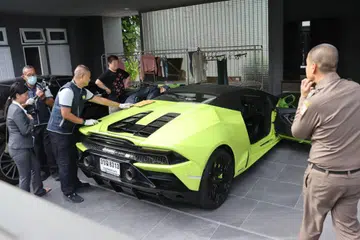 BUAT RAMPASAN: Polis Thailand membuat pemeriksaan ke atas kereta mewah dipercayai dimiliki warga China yang  disyaki mengendalikan sindiket penipuan cinta yang menjerat ratusan mangsa pada Rabu.