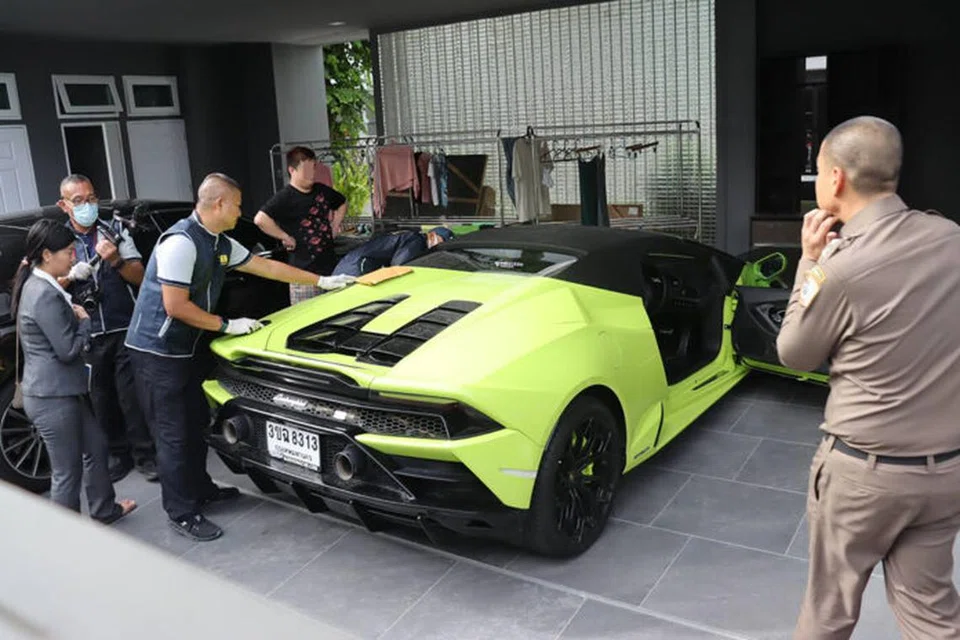 BUAT RAMPASAN: Polis Thailand membuat pemeriksaan ke atas kereta mewah dipercayai dimiliki warga China yang  disyaki mengendalikan sindiket penipuan cinta yang menjerat ratusan mangsa pada Rabu.