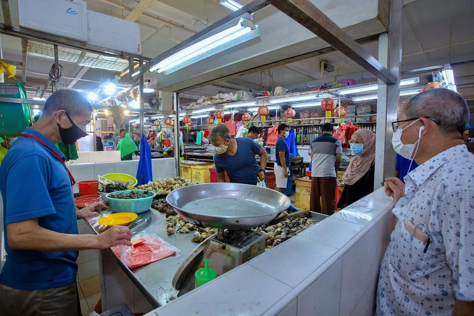 JANGAN BERPUSU-PUSU: Orang ramai digesa agar mengunjungi pasar terdekat di rumah mereka dan elak beratur panjang di pasar basah seperti Pasar Geylang Serai. - Foto BH oleh ZALEHA ABDUL KADER