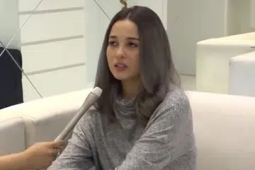 JUGA JADI BAHAN PERBUALAN: Keputusan Emma (atas) untuk tidak lagi berhijab selepas lima tahun tampil dengan imej tudung dalam kesemua drama lakonannya. - Foto BHM