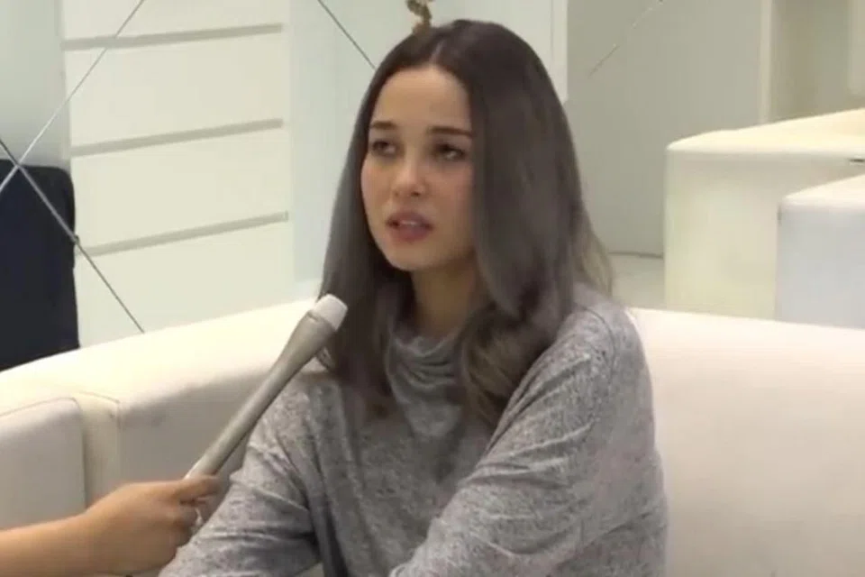 JUGA JADI BAHAN PERBUALAN: Keputusan Emma (atas) untuk tidak lagi berhijab selepas lima tahun tampil dengan imej tudung dalam kesemua drama lakonannya. - Foto BHM