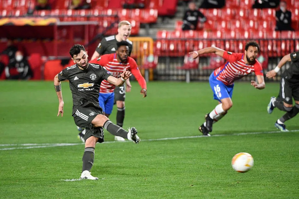 GOL!: Bintang Manchester United Bruno Fernandes menjaringkan gol penalti dalam pertandingan menentang Granada CF di Sepanyol. Man U menang 2-0. - Foto EPA-EFE