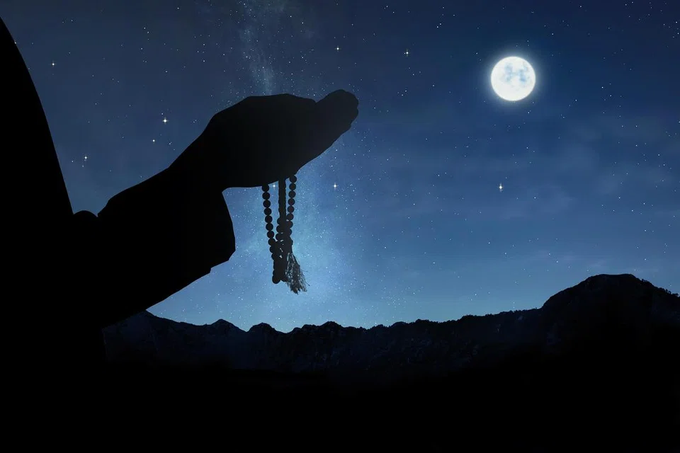 Ulama sangat menggalakkan setiap Muslim memperbanyakkan amalan soleh seperti solat sunat, berdoa, bersedekah, berbakti kepada jiran tetangga dan berpuasa pada bulan-bulan haram, termasuk Rejab, kerana setiap kebaikan dalam bulan haram akan digandakan kerana kesucian bulan tersebut.