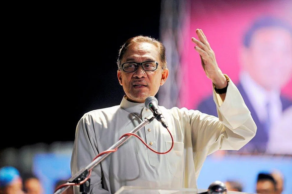 Datuk Seri Anwar Ibrahim mengalami kesakitan berterusan di bahu kanannya.