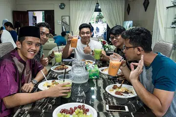 MENJAMU SELERA: Pelanggan tetap Broti SG menempah bagi acara rumah terbuka pada minggu terakhir Syawal. - Foto BROTI SG 