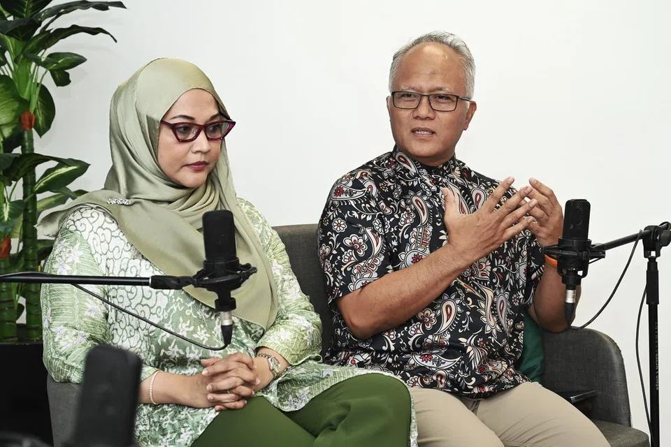 Pasangan suami isteri, Sujimy Mohamad dan Haslinda Ali, sedang menerbitkan siri televisyen baru mereka berjudul ‘Air Tangan’.