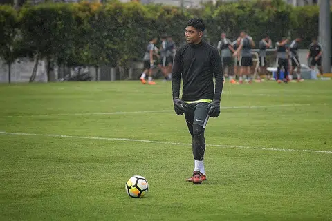 PANDANG KE HADAPAN: Izwan berkata beliau tidak lagi suka 'bermain-main' dan berazam untuk menjalani latihan dengan serius untuk melanjutkan kerjayanya sebagai pemain bola sepak. - Foto fail
