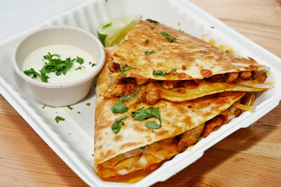 ‘Chicken Quesadilla’ ($18) untuk tiga keping tebal berinti ayam berempah, keju dan cili ‘jalapeno’, disertakan sos celup berkrim.