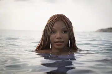 TERKESAN DENGAN CEMUHAN: Pelakon Halle Bailey yang membawa watak Ariel dalam filem The Little Mermaid tidak menyangka masih ada yang berpemikiran negatif tentang peluang saksama yang wajar diberi kepada pelakon kulit hitam sepertinya.