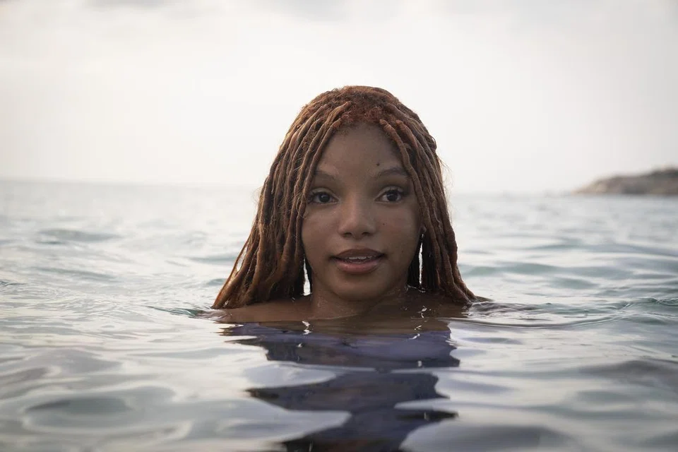 TERKESAN DENGAN CEMUHAN: Pelakon Halle Bailey yang membawa watak Ariel dalam filem The Little Mermaid tidak menyangka masih ada yang berpemikiran negatif tentang peluang saksama yang wajar diberi kepada pelakon kulit hitam sepertinya.