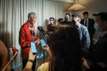 BINA KEUPAYAAN: Perdana Menteri, Encik Lee Hsien Loong (kiri), bertemu media dari Singapura di akhir Sidang Puncak Asean ke-42 di Labuan Bajo, pada Khamis. - Foto ST