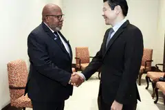 Perdana Menteri, Encik Lawrence Wong (kanan), berjabat tangan dengan Presiden Perhimpunan Agung Pertubuhan Bangsa-Bangsa Bersatu (UNGA), Encik Dennis Francis, ketika bertemu di Istana pada 19 Julai. Encik Francis berada di Singapura dalam rangka lawatan dua hari dari 18 hingga 19 Julai.