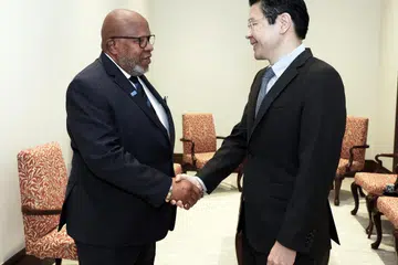 Perdana Menteri, Encik Lawrence Wong (kanan), berjabat tangan dengan Presiden Perhimpunan Agung Pertubuhan Bangsa-Bangsa Bersatu (UNGA), Encik Dennis Francis, ketika bertemu di Istana pada 19 Julai. Encik Francis berada di Singapura dalam rangka lawatan dua hari dari 18 hingga 19 Julai.