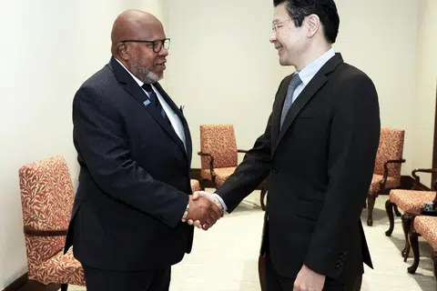 Perdana Menteri, Encik Lawrence Wong (kanan), berjabat tangan dengan Presiden Perhimpunan Agung Pertubuhan Bangsa-Bangsa Bersatu (UNGA), Encik Dennis Francis, ketika bertemu di Istana pada 19 Julai. Encik Francis berada di Singapura dalam rangka lawatan dua hari dari 18 hingga 19 Julai.