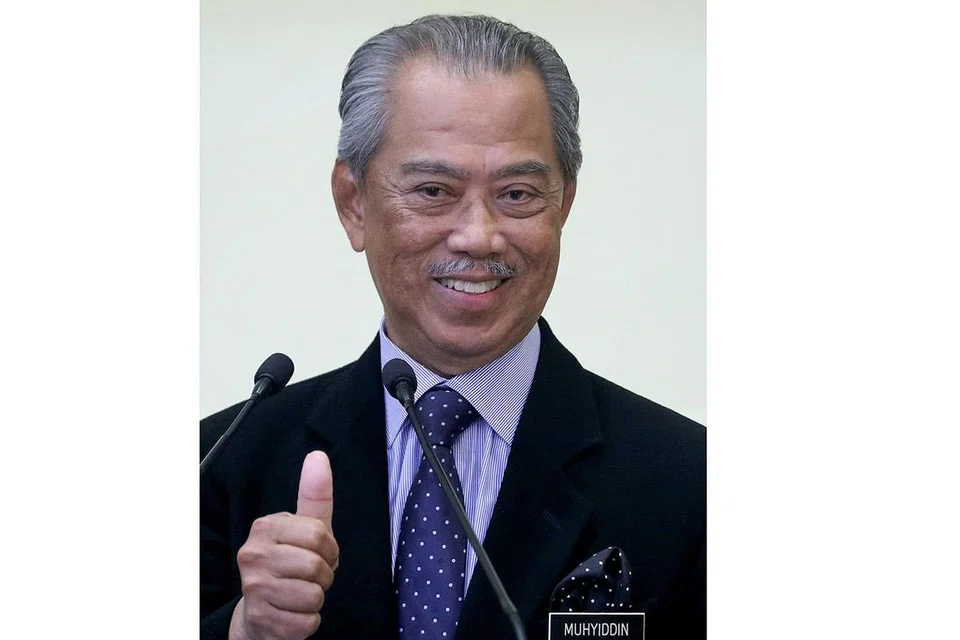 BERMULANYA ERA BARU: Perdana Menteri Malaysia kelapan, Tan Sri Muhyiddin Yassin, memberikan tanda jempol sejurus sahaja mengumumkan barisan Kabinet terkininya semalam. - Foto REUTERS