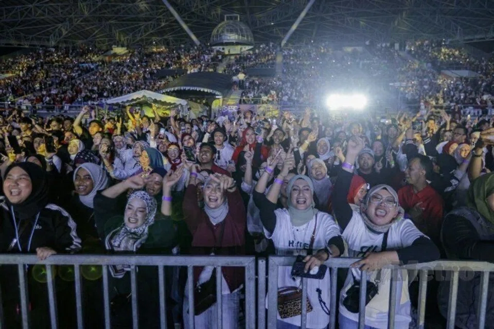 Penonton turut menyanyi beramai-ramai mengikut alunan lagu-lagu popular Wali Band yang dipersembahkan, sekali gus memeriahkan lagi suasana di Kompleks Sukan EduCity.