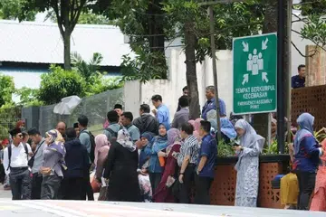 Kakitangan Majlis Bandaraya Johor Bahru (MBJB) berkumpul di luar bangunan Menara MBJB selepas menerima maklumat ancaman bom pada 12 Februari. 